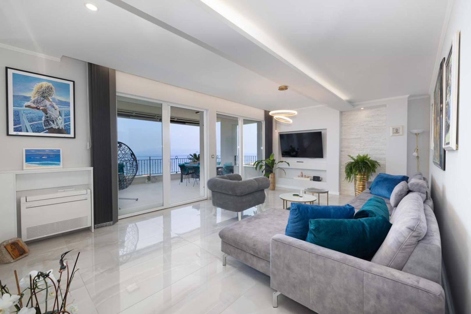 Smaragd - 150m2 - New Penthouse With Amazing Sea View, Panoramic Elevator And Shared Pool Apartment Makarska