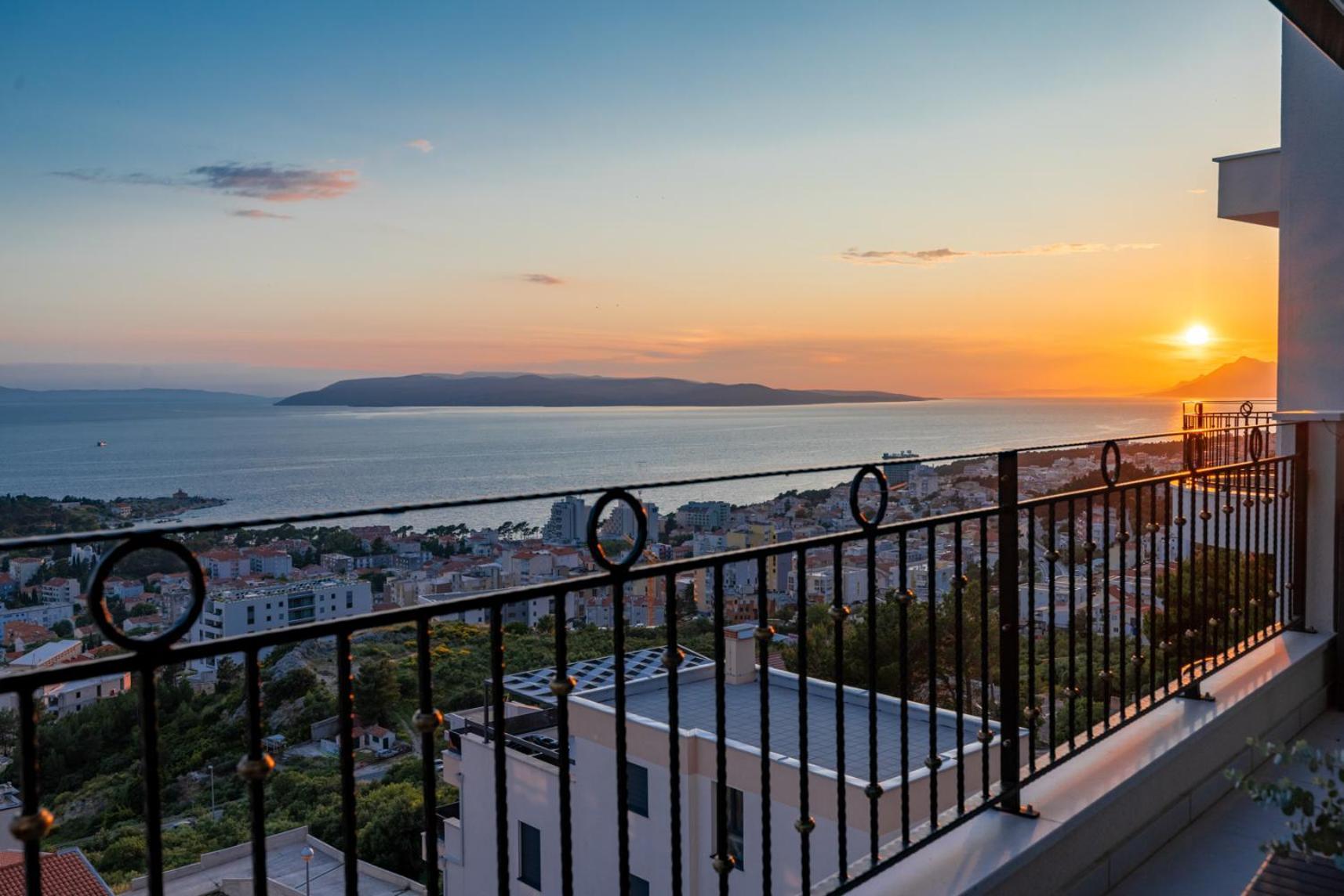 Smaragd - 150m2 - New Penthouse With Amazing Sea View, Panoramic Elevator And Shared Pool Apartment Makarska